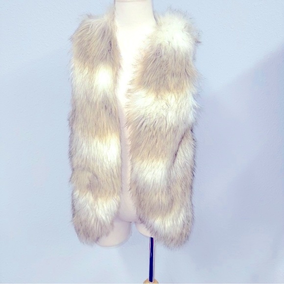 Skies Are Blue Jackets & Blazers - Women’s faux fur vest sz XS skies are blue